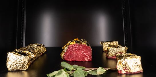 DB.one: Τι πραγματικά παίζει με τις χρυσές μπριζόλες της Γλυφάδας