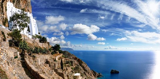 Στο απέραντο γαλάζιο της Αμοργού