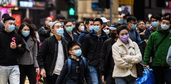 Ο κορονοϊός ταξιδεύει έως τέσσερα μέτρα