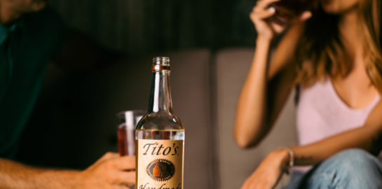 Πώς να στηρίξεις τις πυρόπληκτες περιοχές πίνοντας ένα κοκτέιλ με βότκα