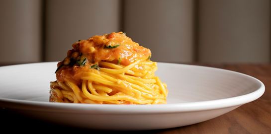 Σπαγγέτι με ντομάτα και βασιλικό, απλά και νόστιμα