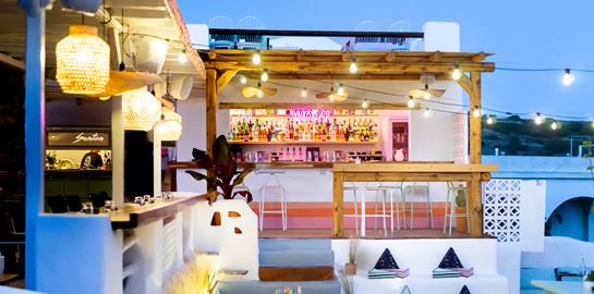 Suntan: Ένα αντισυμβατικό nostalgia cocktail bar στην Τήνο