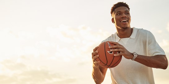 Ο Γιάννης Αντετοκούνμπο είναι πάντα στην ώρα του