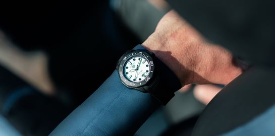 Η αναβίωση του εμβληματικού Night Diver της TAG Heuer