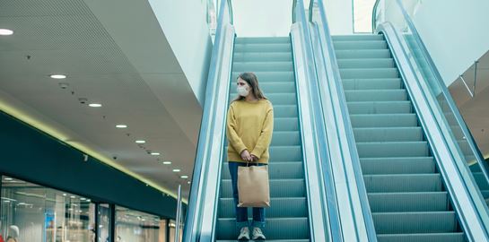 Γιατί οι λοιμωξιολόγοι λένε όχι στο άνοιγμα των Malls