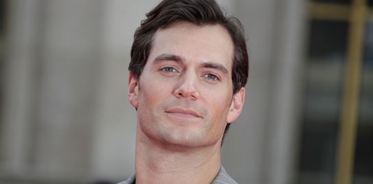 Ο Henry Cavill λέει πως &#39;ίσως είναι πολύ μεγάλος για τον James Bond&#39;