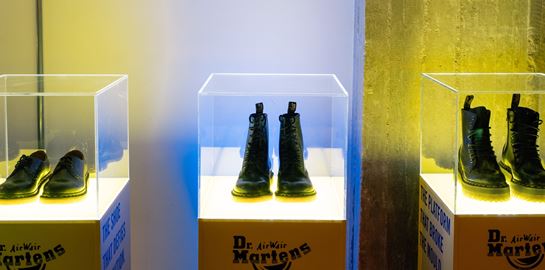 H Dr. Martens ξέρει να παρτάρει δυνατά