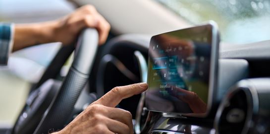 Θέλουμε ή δε θέλουμε περισσότερες οθόνες στο αυτοκίνητο;