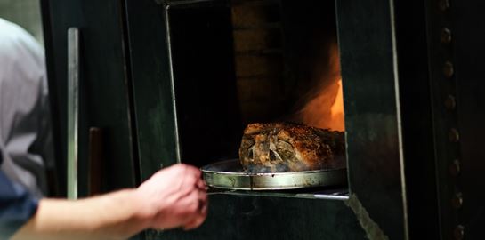Οι Κυριακές έχουν ξανά Sunday Roast στο Vezene