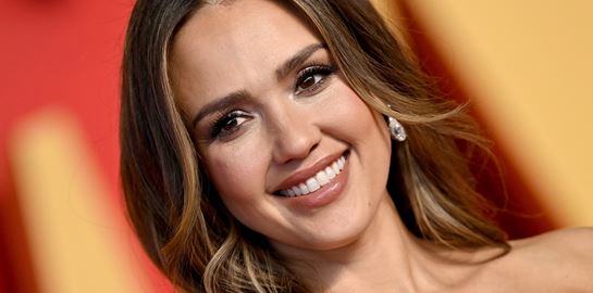 Άλλη μία μέρα που η Jessica Alba ομορφαίνει τη Μύκονο