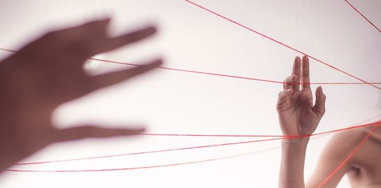 Γιατί η θεωρία της αόρατης κλωστής μας αφορά όλους