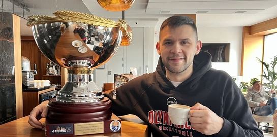 Ο Κώστας Παπανικολάου ήπιε καφέ παρέα με το Kύπελλο μπάσκετ, στην κυριολεξία