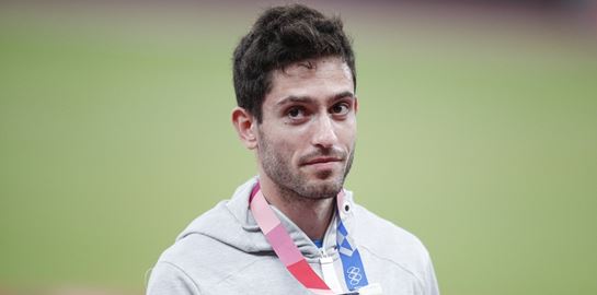 O Μίλτος Τεντόγλου προτιμά το πρωινό ξύπνημα από τη γκρίνια της κοπέλας του