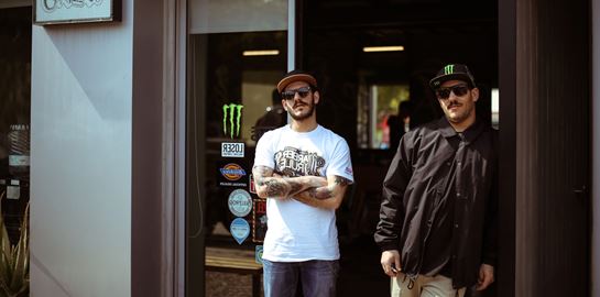 4 tattoo artists και barbers μιλούν για τατουάζ και τρίχες