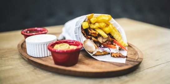 Σουβλάκι vs. πίτσα, η μάχη των θερμίδων