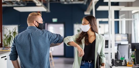 Τα νέα μέτρα φέρνουν κανονικότητα για τους εμβολιασμένους