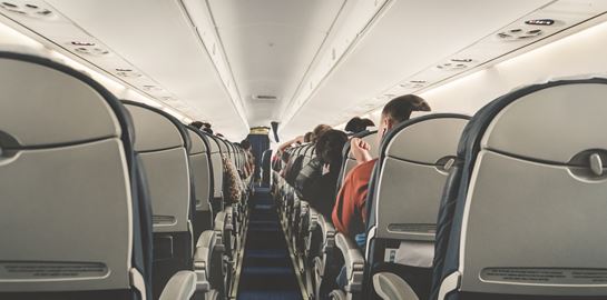 Φινάλε για το άδειο μεσαίο κάθισμα στα αεροπλάνα