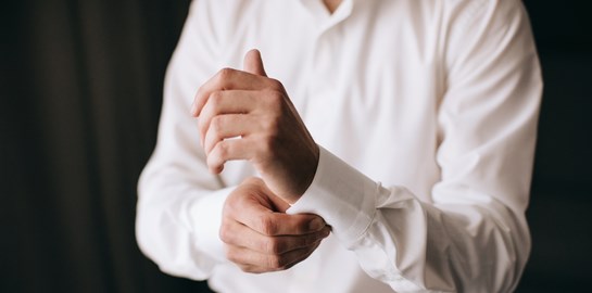 Τα λευκά πουκάμισα της αντρικής γκαρνταρόμπας