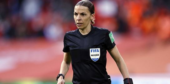 Stéphanie Frappart, η Γαλλίδα που θα σφυρίξει στον τελικό του Κυπέλλου στο Βόλο