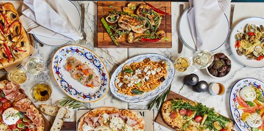 Εκεί όπου στρώνουν το πιο επικό τραπέζι της Αθήνας