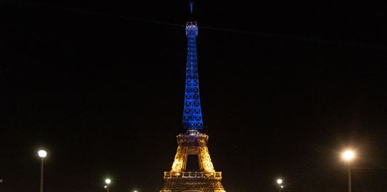 Ο Πύργος του Άιφελ στα χρώματα της Ουκρανίας