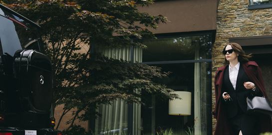 Μόλις είδαμε το πρώτο trailer του Bugonia, της νέας ταινίας του Γιώργου Λάνθιμου