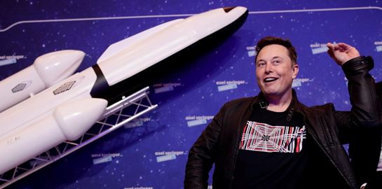 Σε άλλα νέα, ο Elon Musk απένειμε αργυρό μετάλλιο στον Jeff Bezos