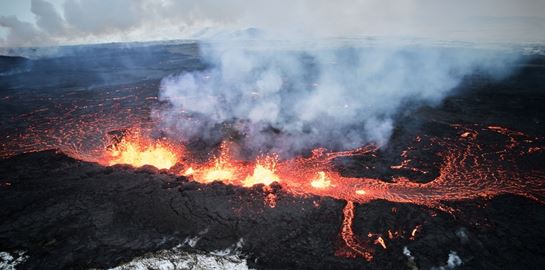 Συγκλονιστικές εικόνες από τη λάβα ηφαιστείου, έφτασε σε σπίτια του Γκρίνταβικ στην Ισλανδία
