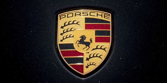 Μετά από 15 χρόνια, η Porsche αλλάζει λογότυπο στα αυτοκίνητά της