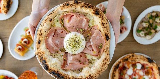 Η Lucinda σε βγάζει για πίτσα στον Χολαργό