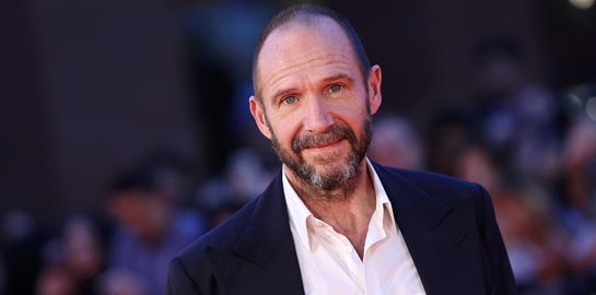 Μόλις ζηλέψαμε τους απίστευτους κοιλιακούς του Ralph Fiennes (εικόνες)