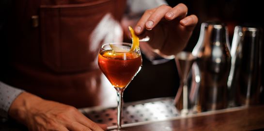 Κι όμως, το αλκοόλ επηρεάζει την επιδερμίδα σου