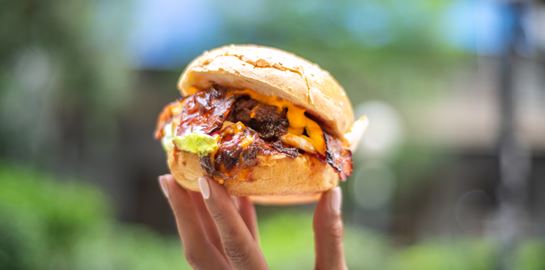 Στο Κουκάκι για ένα από τα καλύτερα burgers της Αθήνας