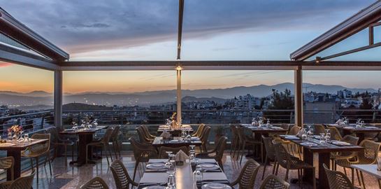 Μπαλκόνι στις Κυκλάδες: Κορυφαία ψαροφαγία με θέα