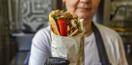 Σουβλάκι 2.0: Πώς και γιατί το εθνικό street food της Ελλάδας έγινε ξανά μόδα