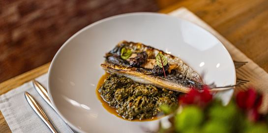 Ένα τραπέζι γεμάτο Σίφνο, με σκουμπρί στα κάρβουνα και θεϊκή μελόπιτα