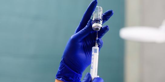 Πόσο ασφαλή είναι τελικά τα εμβόλια των Pfizer-BioNTech, Moderna και AstraZeneca