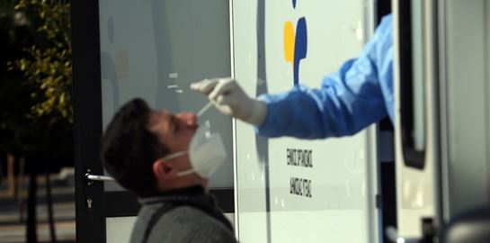 Το ECDC προειδοποιεί ότι ο κορονοϊός είναι ακόμα εδώ