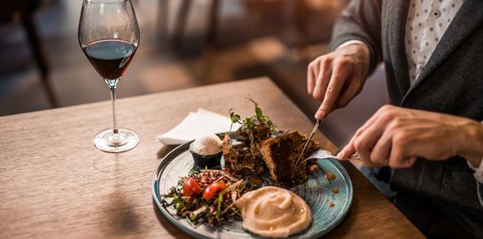 Μέχρι ποια ώρα μπορείς να φας βραδινό χωρίς να παχύνεις, σύμφωνα με το Harvard