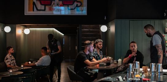 Πώς είναι να πίνεις στο καλύτερο μπαρ του κόσμου