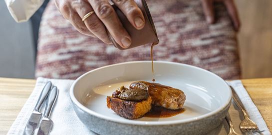 Το Pomo d’ Oro εντυπωσίασε την Αθηναϊκή Ριβιέρα με την πρωτότυπα κερκυραϊκή κουζίνα του