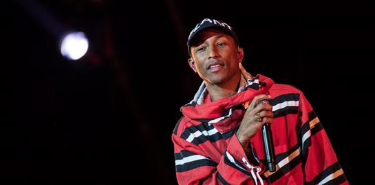 Σε άλλα νέα, ο Pharell Williams φλεξάρει στυλ μπροστά από μία αφίσα της Rihanna