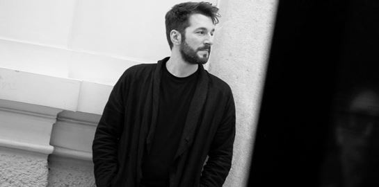 Ο Θοδωρής Βουτσικάκης και οι μπουάτ του στην Οδό Φρυνίχου