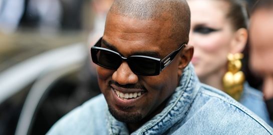 Ο Kanye West έβαλε πανάκριβη μασέλα τιτανίου, το ίντερνετ αναρωτιέται αν αφαίρεσε τα δόντια του