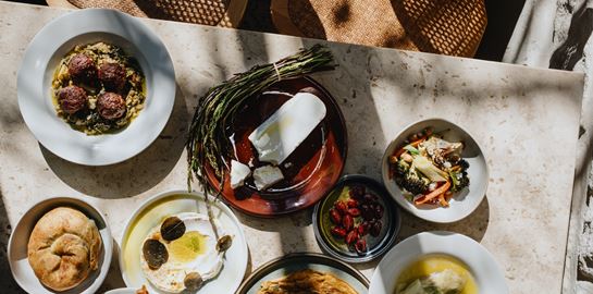 Αυτά είναι τα καλύτερα εστιατόρια ελληνικής κουζίνας για το 2025