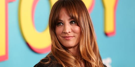 Η Kaley Cuoco παραμένει το πιο σέξι κορίτσι της διπλανής πόρτας