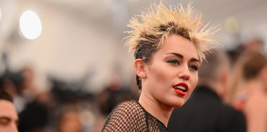 Το άστρο της Miley Cyrus είναι γυμνό