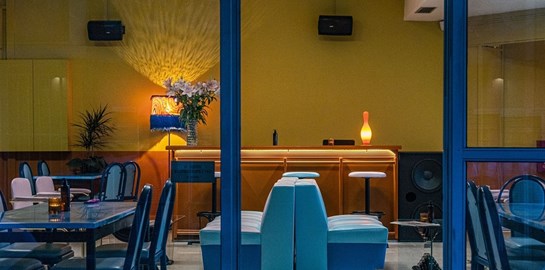 Το Apoteka είναι ένα διαφορετικό μπαρ, βγαλμένο από τα '80s