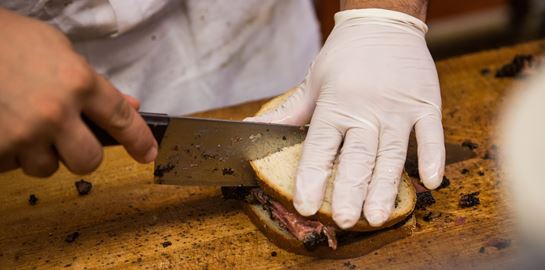 Η ιστορία του Katz's, του πιο θρυλικού deli της Νέας Υόρκης