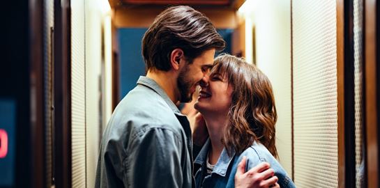 Γιατί φιλιόμαστε, η επιστήμη εξηγεί